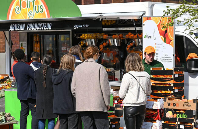 Artisan presseur Jolijus sur un marché français